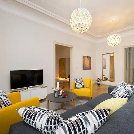 Apartment 3 Bedroom Valentinska