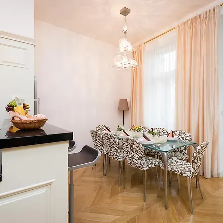 3 Bedroom Valentinska Apartment Prague