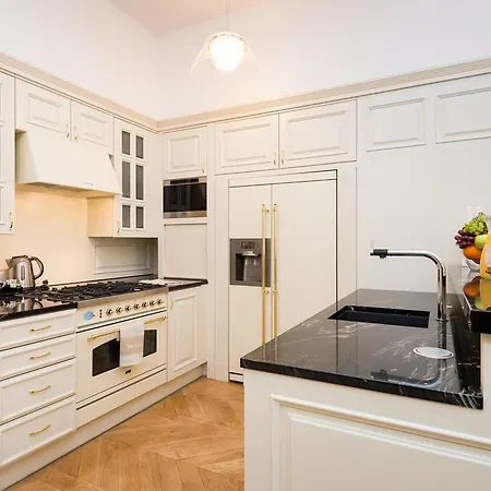 3 Bedroom Valentinska Apartment