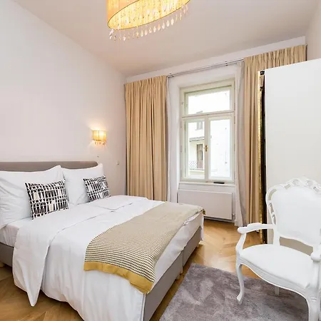 3 Bedroom Valentinska Apartamento